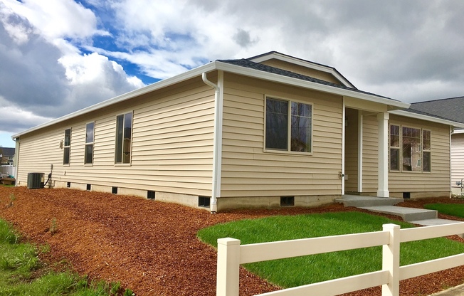 Newer 3BD Ranch Home in Desirable Battle Ground Location!