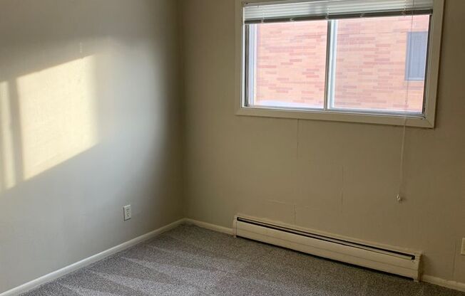 3 beds, 1 bath, 965 sqft, $925, Unit 915-03