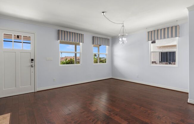 Crown Point 4Bed 3Bath (2 Primary suites) Drive way Parking, Garage, Private fenced lot, walk to Bay