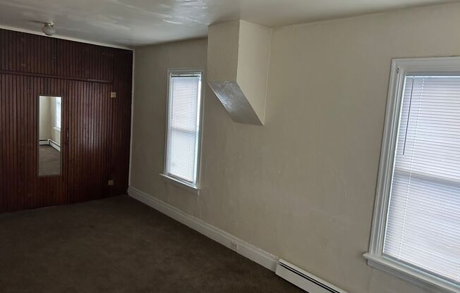 2 beds, 1 bath, $1,150, Unit Apt 2