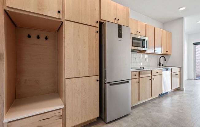 Studio, 1 bath, 380 sqft, $1,300, Unit 310