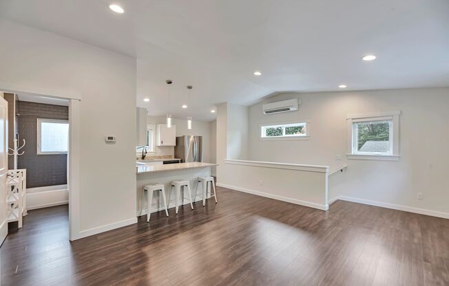 For Rent: Stunning 2BR/1BA Above-Garage Apartment in Kirkland