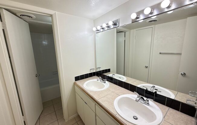 2 beds, 1 bath, 924 sqft, $1,875, Unit OPA-252