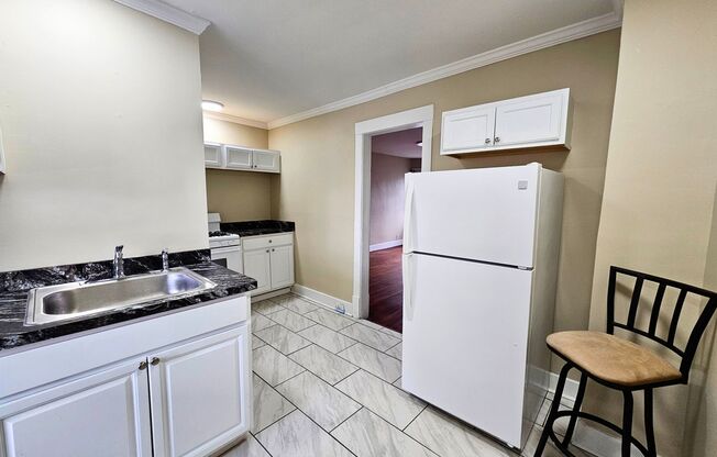 2 beds, 1 bath, $1,050, Unit 3