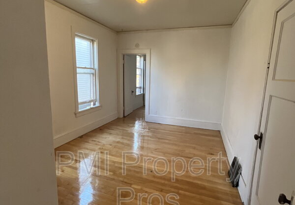 4572 LOWER W FOND DU LAC AVE