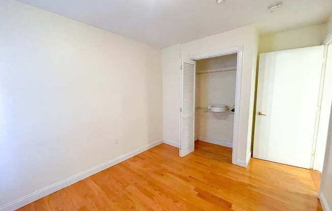 3 beds, 1 bath, 750 sqft, $4,600, Unit 204