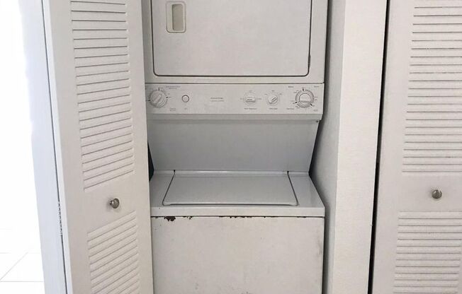 3 beds, 2 baths, 1,079 sqft, $2,600, Unit 13770-204