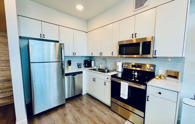 Studio, 1 bath, 327 sqft, $1,550, Unit 410 5th #304