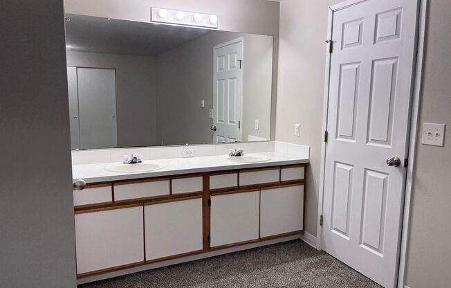 3 beds, 2 baths, $2,050, Unit 306