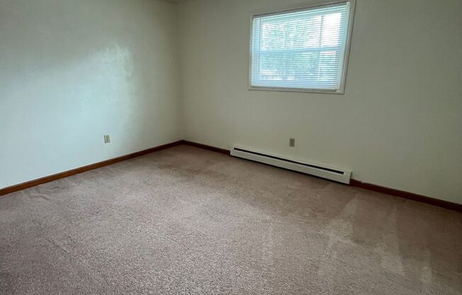 2 beds, 1 bath, 903 sqft, $1,170, Unit J-7