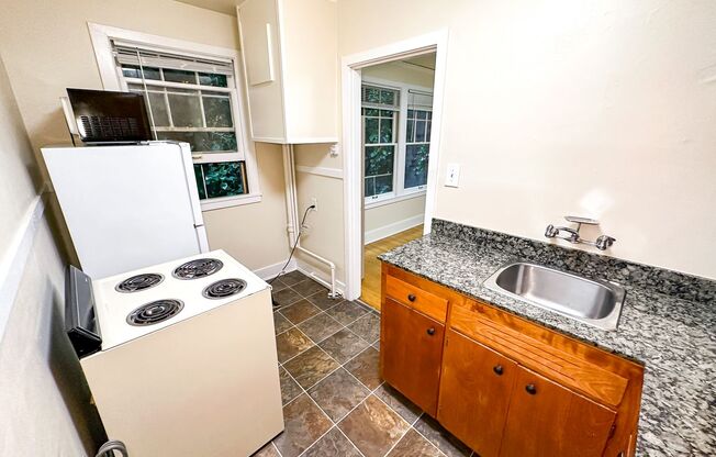 Studio, 1 bath, 365 sqft, $1,095, Unit 106