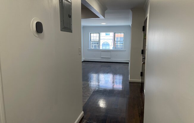 558 HART ST