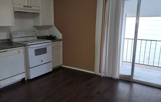 2 beds, 1 bath, 840 sqft, $800