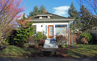 Fantastic Inner-East Portland 2+ Bedroom Bungalow.      Here is the link to schedule a tour:  https://showdigs.co/H9cqIZ