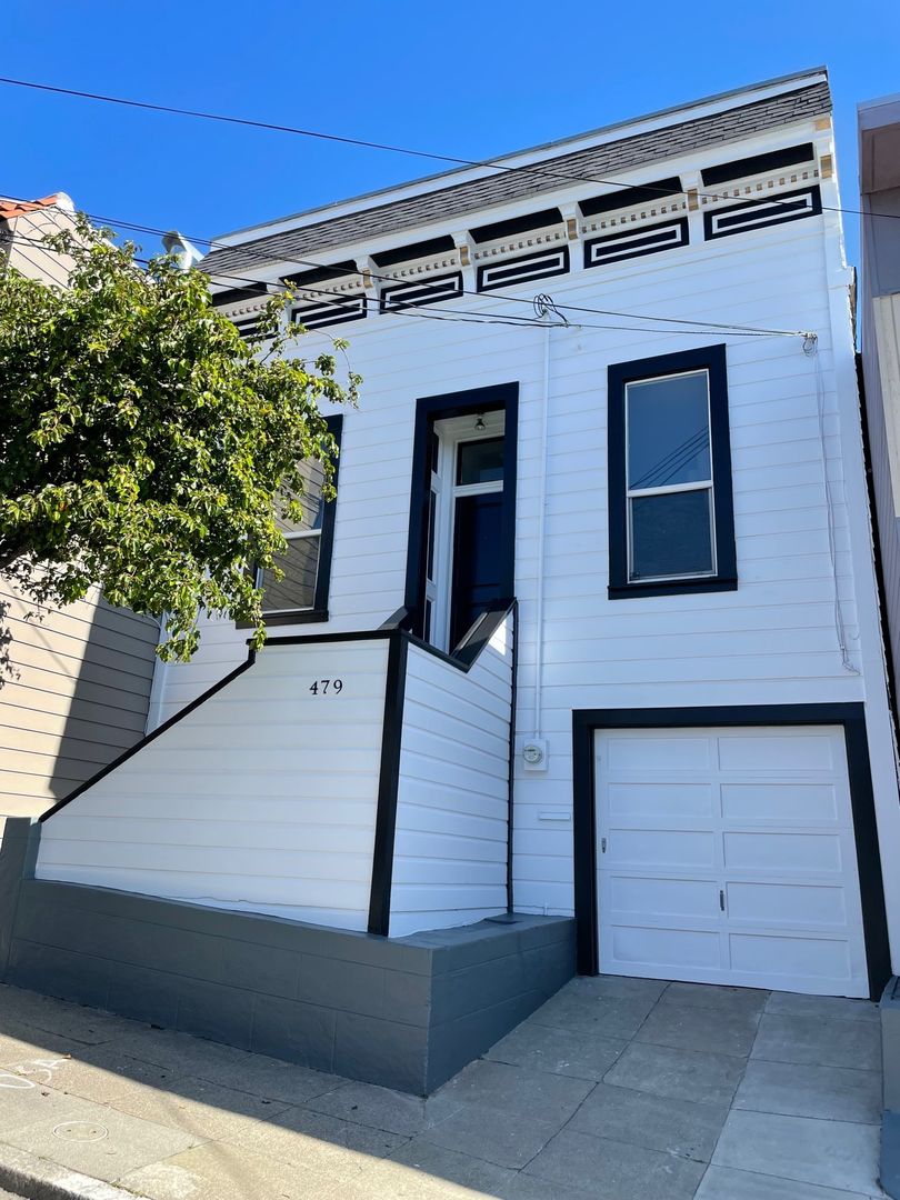 2 BR/1 BA Single Family Home, Spacious Kitchen, HDWD Floors, Backyard w/Deck, Bernal Heights Neighborhood