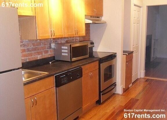 3 beds, 1 bath, 620 sqft, $3,700, Unit 2