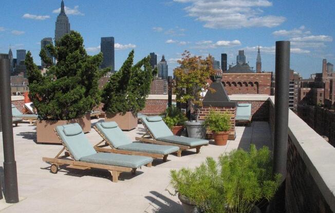 470 W 24 ST