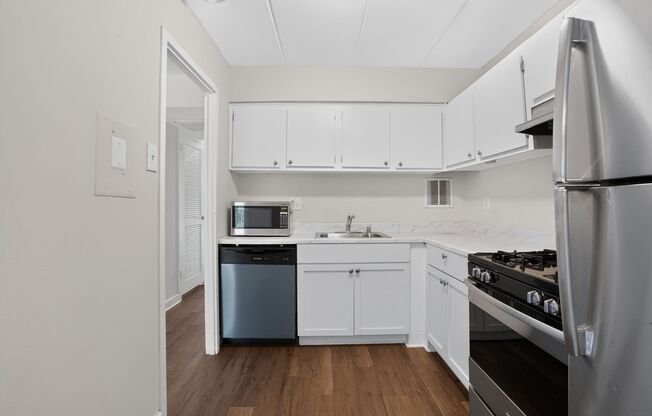 Welcome home to this bright and inviting 2Bd/1Bth condo in the sought-after Huntington Club community. All utilties included!