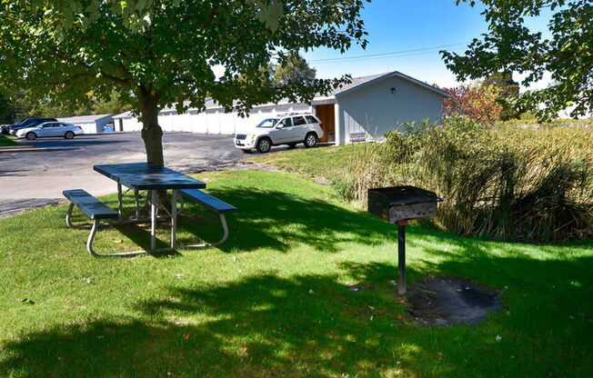 Crown Pointe Apartments Outdoor Picnic Area