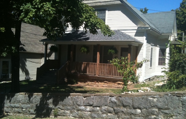 3 beds, 2 baths, $1,295