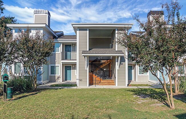 Renovated Condo located in heart of Mt Pleasant, near Ravenel Bridge and Waterfront Park