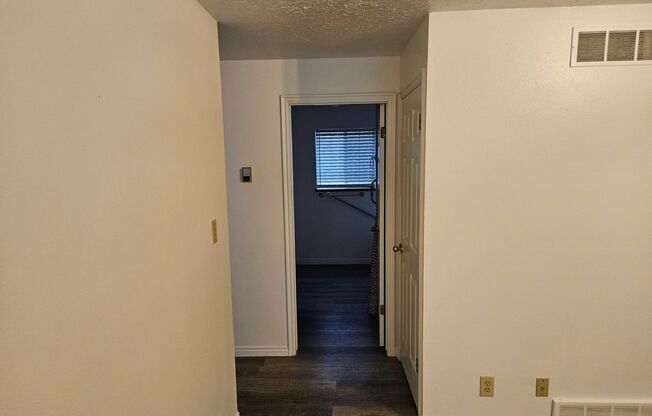 2 beds, 1 bath, $1,325, Unit 835