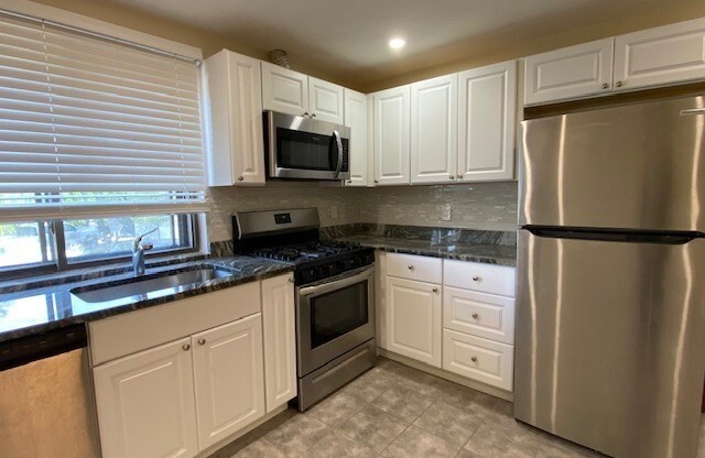 2 beds, 1 bath, $2,500, Unit 3