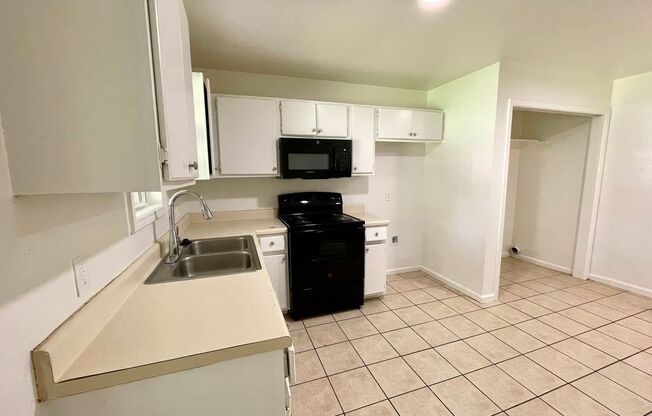 3 Bedroom / 1 Bath in Apartment in Truman Available Now!