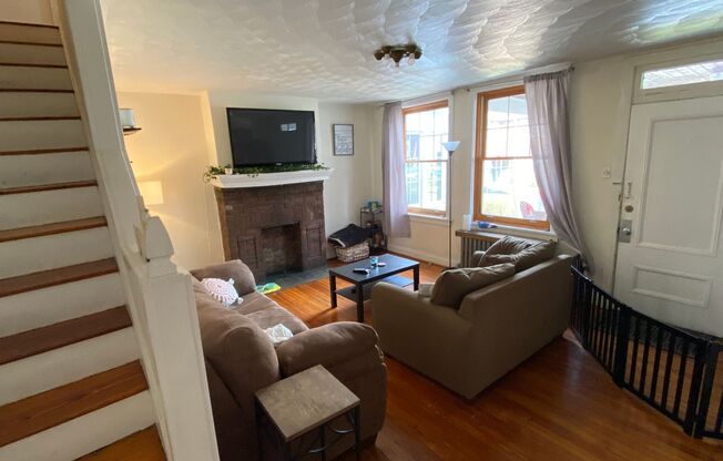 7/1  Great Location! Near Park and Shopping! Hardwood! Deck!