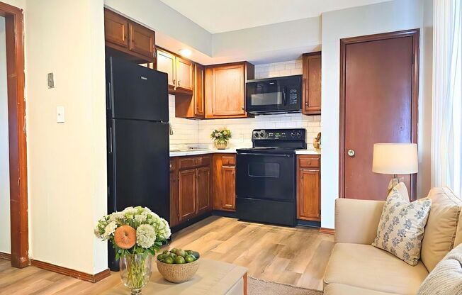 2 beds, 1.5 baths, 1,042 sqft, $925