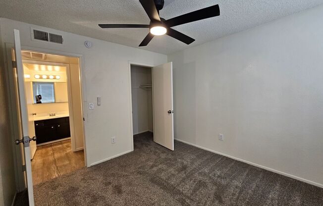2 beds, 1 bath, 880 sqft, $1,100, Unit 211
