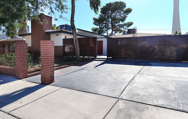 Single Story, Private Pool near the Art District