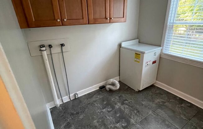 College Village | 806 N. Avalon Road Apt C