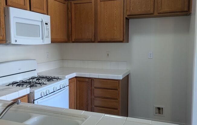 2 beds, 2 baths, $1,400, Unit B