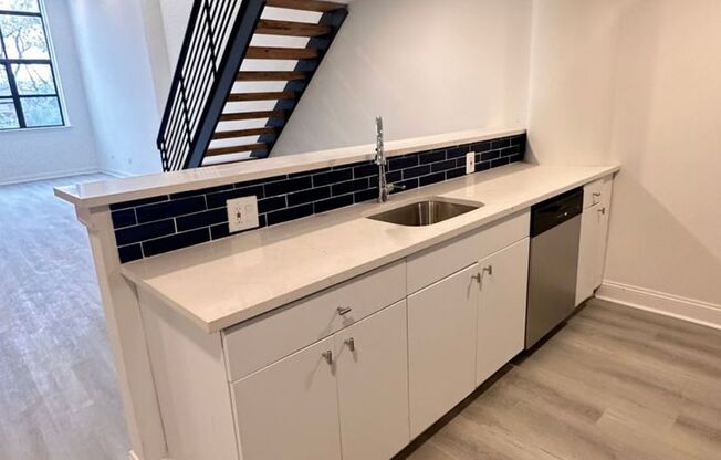 3 beds, 2 baths, 1,292 sqft, $2,045, Unit Unit 302 (Loft)