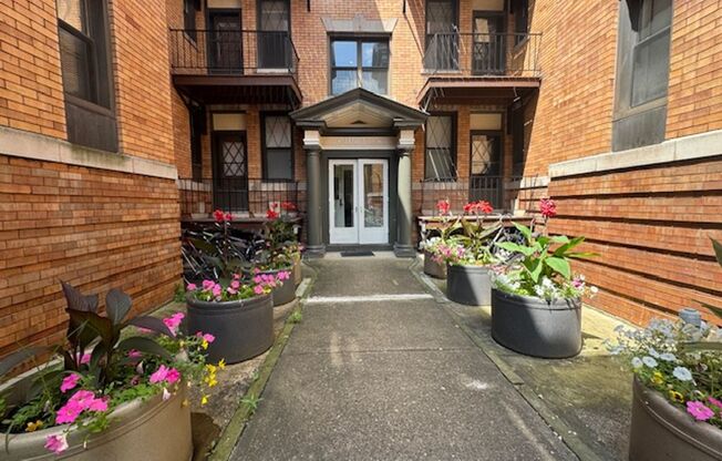 3 beds, 1 bath, 1,120 sqft, $2,250, Unit 732 S. Millvale Ave. #B6