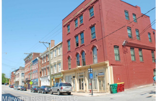 25 W Bank St