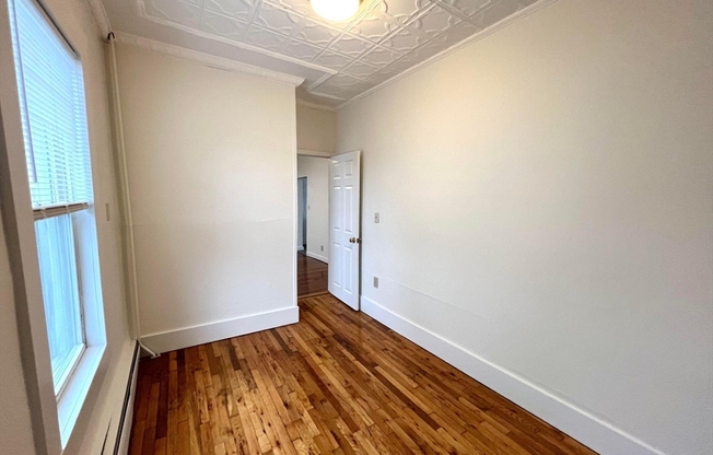 1 bed, 1 bath, 700 sqft, $1,900, Unit 1R