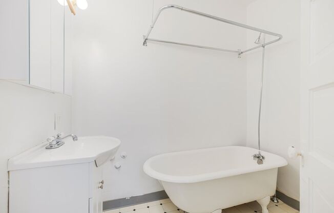 Studio, 1 bath, 440 sqft, $1,025, Unit 3