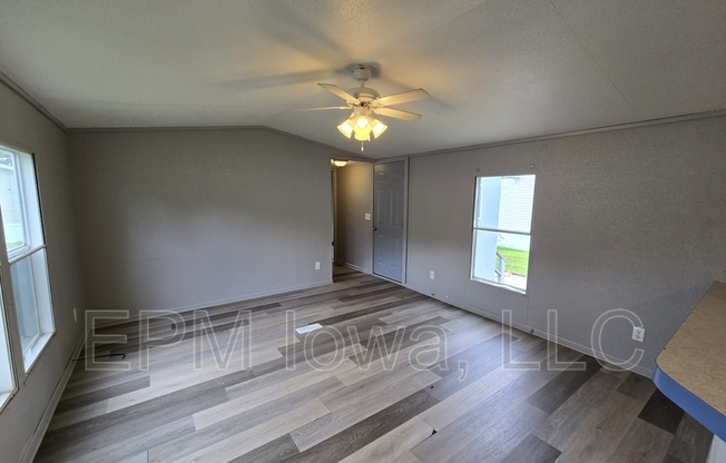 700 W RIDGEWAY AVE