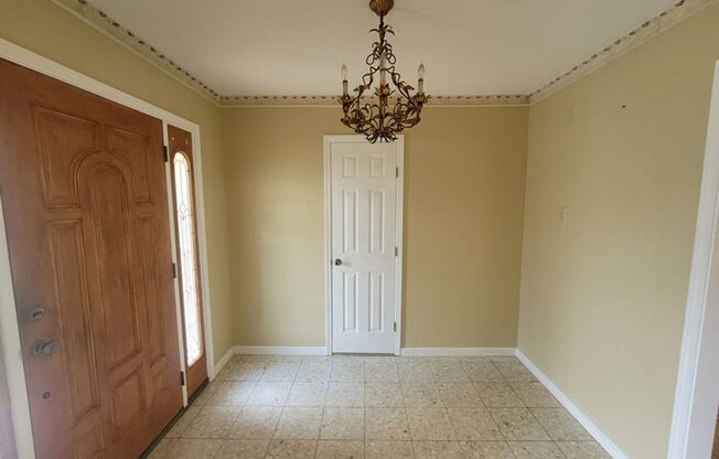 Beautiful 3 bedroom 2 bath Large Backyard with a Swimming Pool