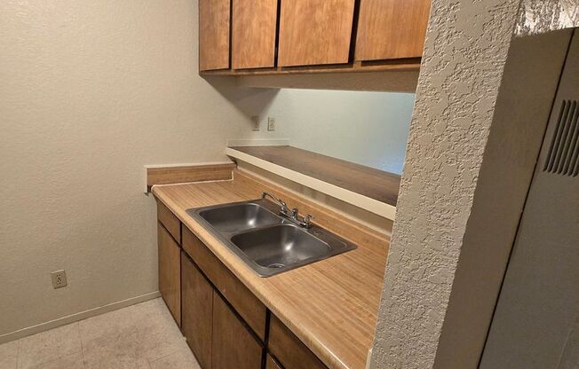 1 bed, 1 bath, $1,250, Unit B