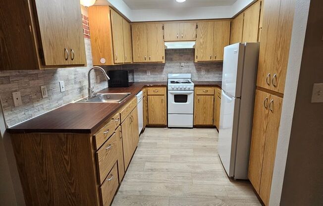 3 beds, 1 bath, 863 sqft, $1,525, Unit 2424-09