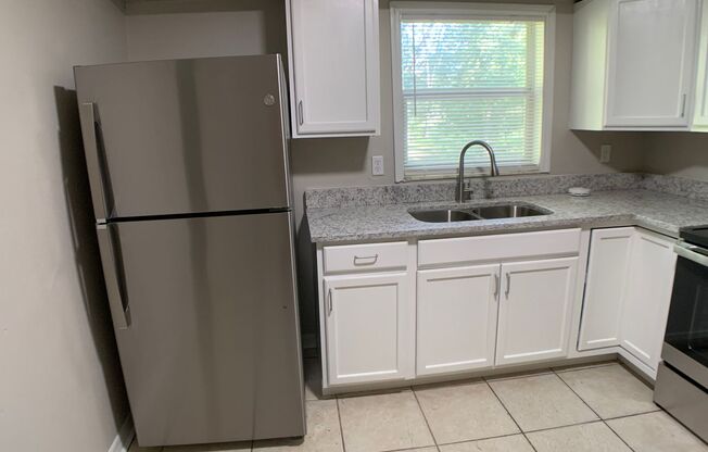 2 beds, 1 bath, 770 sqft, $1,100, Unit Birchwood 1