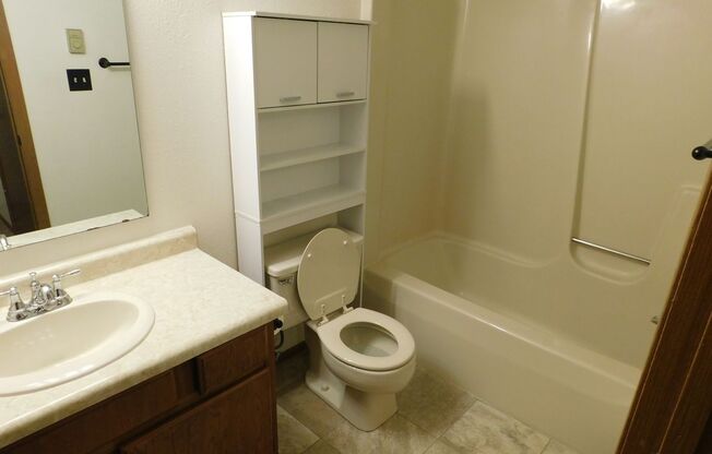 2 beds, 1 bath, $815, Unit 30-102