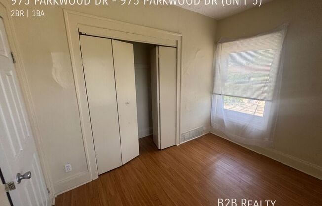 975 PARKWOOD DR