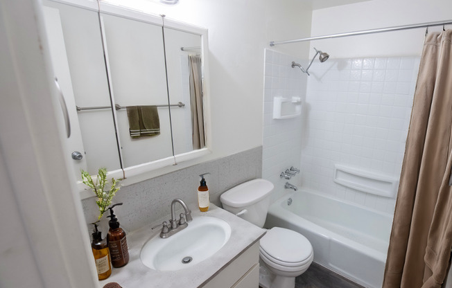 2 beds, 1 bath, 935 sqft, $1,299, Unit 11