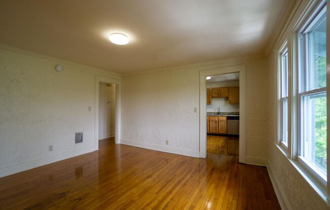 3 beds, 1 bath, $1,400, Unit Westmoreland 569.1