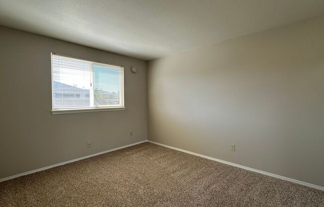 2 beds, 1 bath, 840 sqft, $1,295, Unit 24