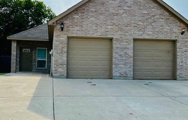 Nice 3 Bedroom, 2 Full Bath Duplex Located in SW Ft. Worth.